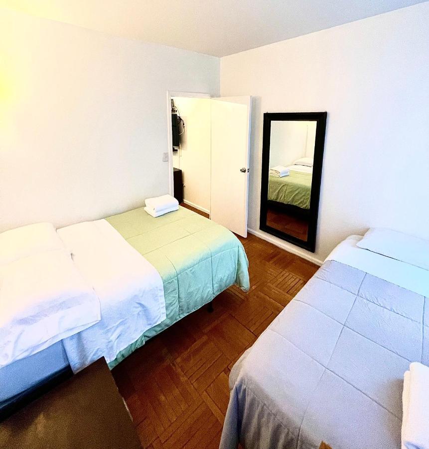 Stunning Two Bed Apt Hells Kitchen Apartment นิวยอร์ก ภายนอก รูปภาพ